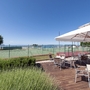 Sonnenterrasse mit Blick auf Tennisplatz und Meer im Resort Villas Rubin.