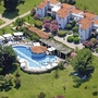 Luftaufnahme des Valamar Tamaris Resorts mit Pool und umliegenden Gebäuden.