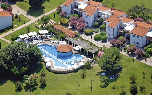 Luftaufnahme des Valamar Tamaris Resorts mit Pool und umliegenden Gebäuden.