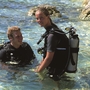 Zwei Taucher im klaren Wasser beim Valamar Tamaris Resort.