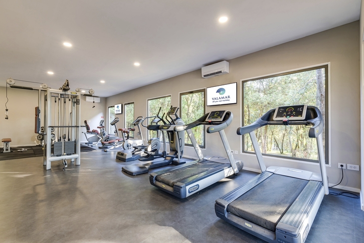 Fitnessraum mit Laufbändern und anderen Trainingsgeräten.