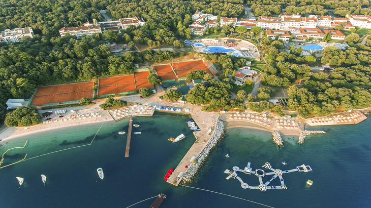 Luftaufnahme vom Valamar Tamaris Resort mit Strand, Pools und Sportanlagen.