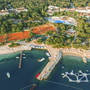 Luftaufnahme vom Valamar Tamaris Resort mit Strand, Pools und Sportanlagen.