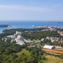 Luftaufnahme des Valamar Diamant Hotels und umliegender Landschaft in Porec, Kroatien.