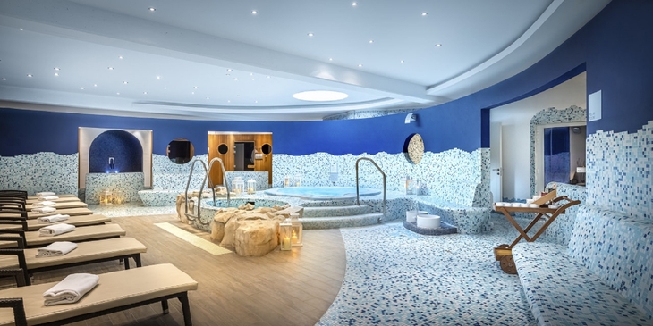 Innenpool und Spa-Bereich des Valamar Diamant Hotel in Porec