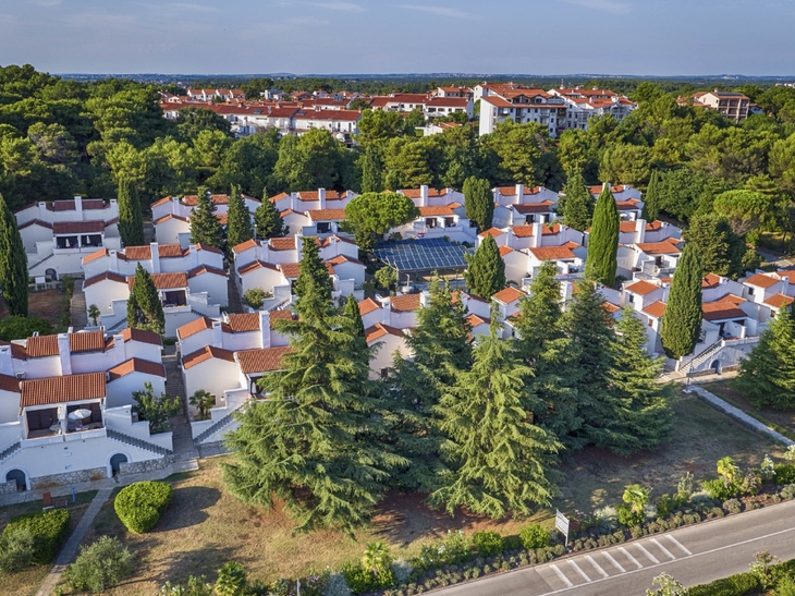 Luftaufnahme der Valamar Diamant Residence in Poreč, umgeben von Bäumen.