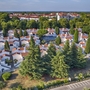 Luftaufnahme der Valamar Diamant Residence in Poreč, umgeben von Bäumen.