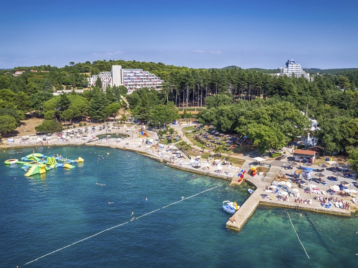 Hotel am Wald mit Strand und Meer in Poreč, Kroatien.