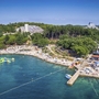 Hotel am Wald mit Strand und Meer in Poreč, Kroatien.