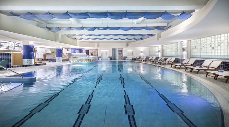 Indoor-Poolbereich mit Liegen im Valamar Diamant Hotel.
