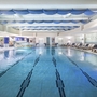 Indoor-Poolbereich mit Liegen im Valamar Diamant Hotel.