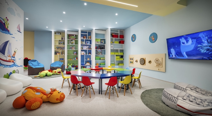 Kinder-Spielzimmer im Valamar Diamant Hotel mit bunten Stühlen und Wanddekorationen.