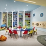 Kinder-Spielzimmer im Valamar Diamant Hotel mit bunten Stühlen und Wanddekorationen.