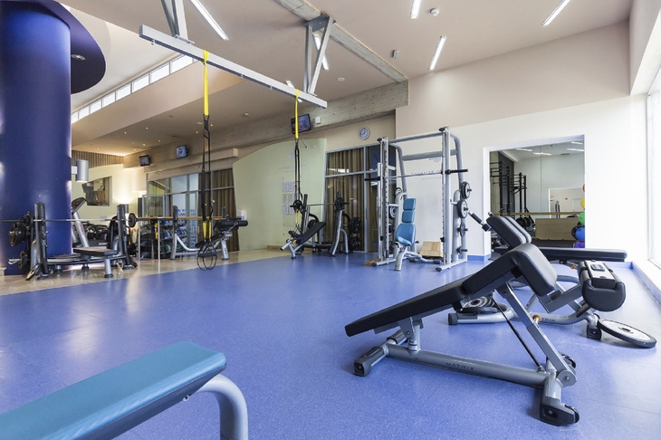 Fitnessstudio im Valamar Diamant Hotel mit Geräten und Trainingsbereich.