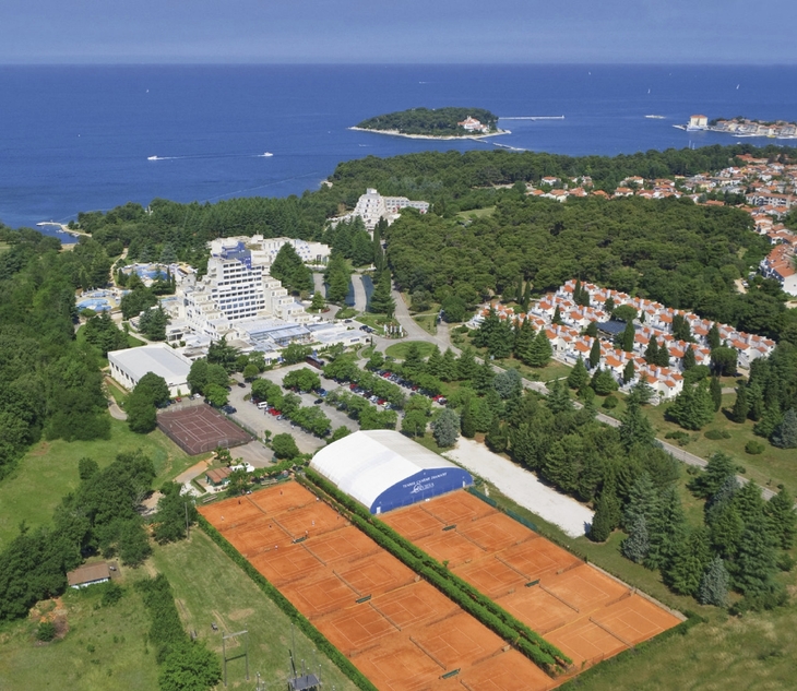 Luftaufnahme von Valamar Hotel Diamant in Poreč mit Tennisplätzen und umliegender Landschaft.