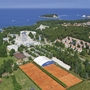 Luftaufnahme von Valamar Hotel Diamant in Poreč mit Tennisplätzen und umliegender Landschaft.
