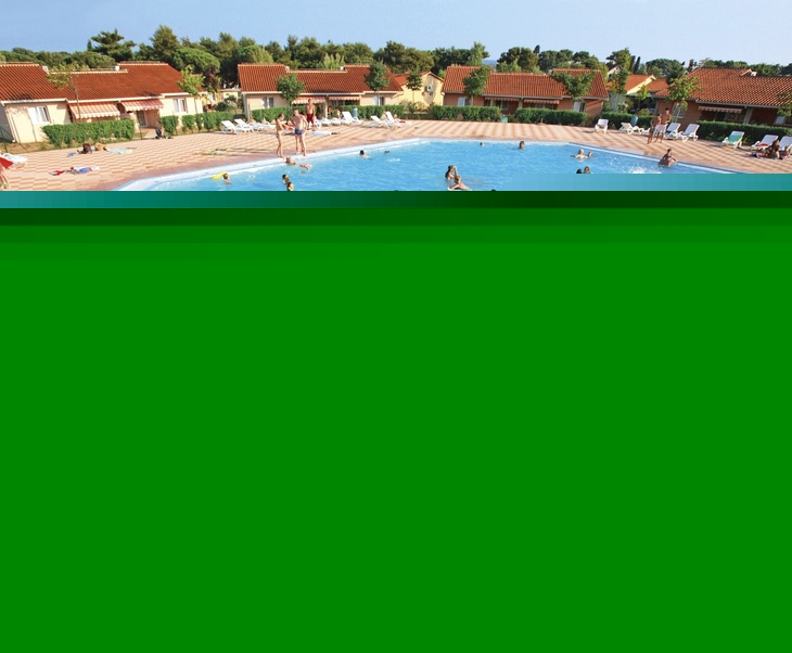 Menschen schwimmen und entspannen an einem Pool in einem Ferienresort.