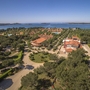 Luftaufnahme eines Ferienparks bei Fazana mit Meer im Hintergrund.