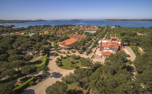 Luftaufnahme eines Ferienparks bei Fazana mit Meer im Hintergrund.