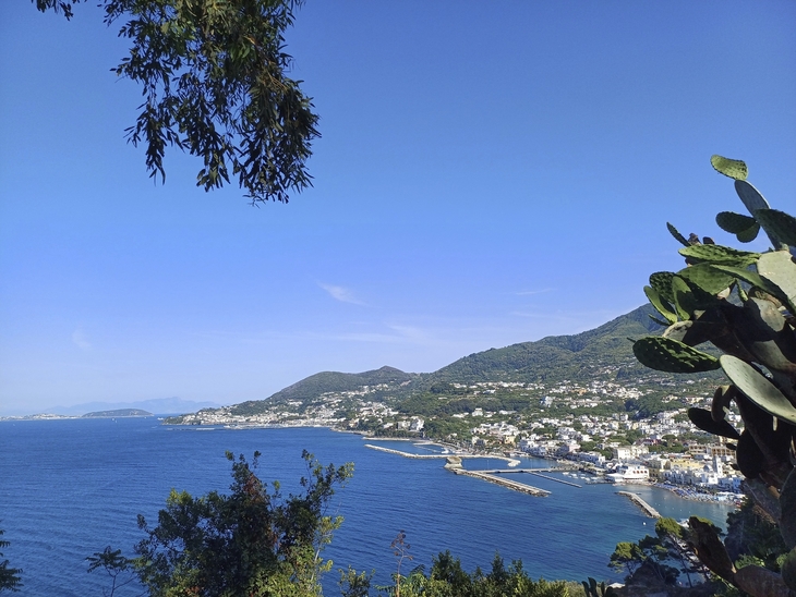 Küstenpanorama von Casamicciola Terme auf Ischia mit Meer und Bergen im Hintergrund.