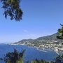 Küstenpanorama von Casamicciola Terme auf Ischia mit Meer und Bergen im Hintergrund.