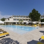 Außenbereich des Hotel du Parc mit Pool und Sonnenliegen.