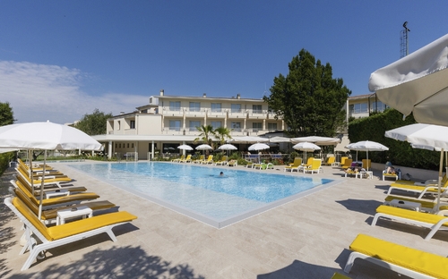 Außenbereich des Hotel du Parc mit Pool und Sonnenliegen.