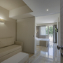 Junior Suite im Hotel mit Sofa, Bett und großem Fenster.