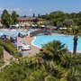 Außenpool des Hotel Bella Italia mit Liegestühlen und Sonnenschirmen.