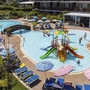Außenpool des Hotel Bella Italia mit Liegestühlen und Sonnenschirmen.