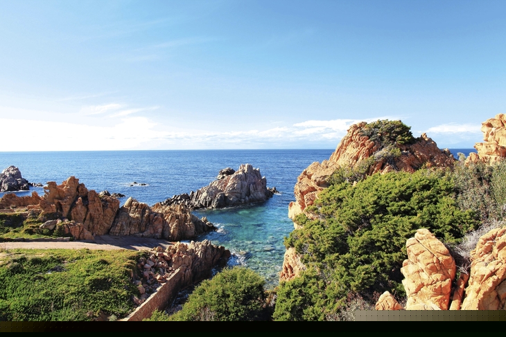 Küste von Costa Paradiso in Sardinien mit Felsen und klarem Wasser.