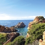 Küste von Costa Paradiso in Sardinien mit Felsen und klarem Wasser.