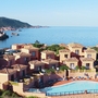 Hotelanlage an der Küste mit Pool und Meerblick in Sardinien.