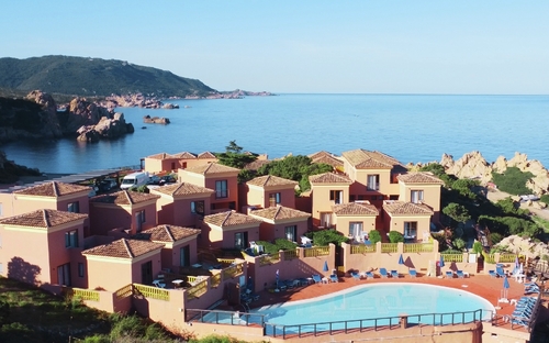 Hotelanlage an der Küste mit Pool und Meerblick in Sardinien.