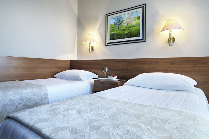 Zweibettzimmer mit Wandlampen und Gemälde, Hotel Des Bains Terme.