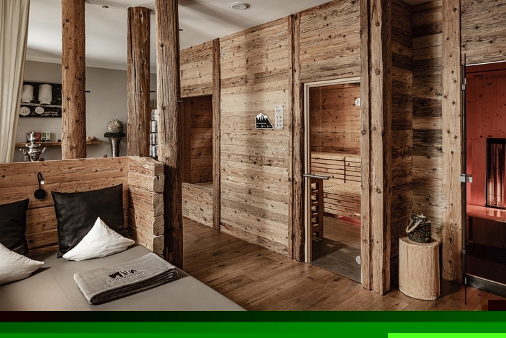 Saunabereich mit Holzverkleidung und Ruheliege im Huberhof, Meransen.