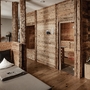 Saunabereich mit Holzverkleidung und Ruheliege im Huberhof, Meransen.
