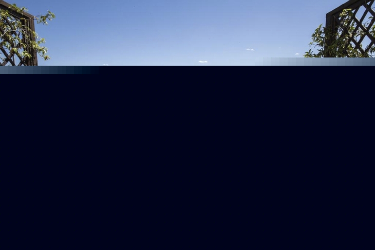 Tisch auf Terrasse mit Bergblick und Meer im Hintergrund.
