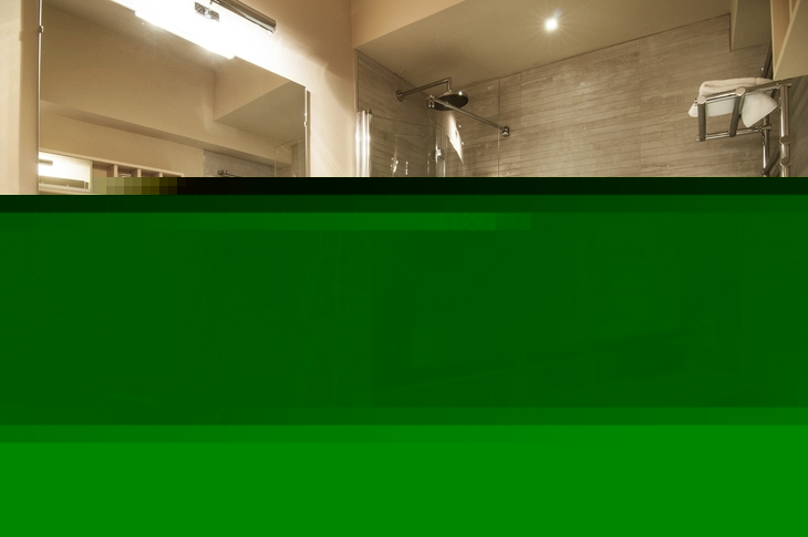 Modernes Badezimmer mit Badewanne, Dusche und Waschbecken.