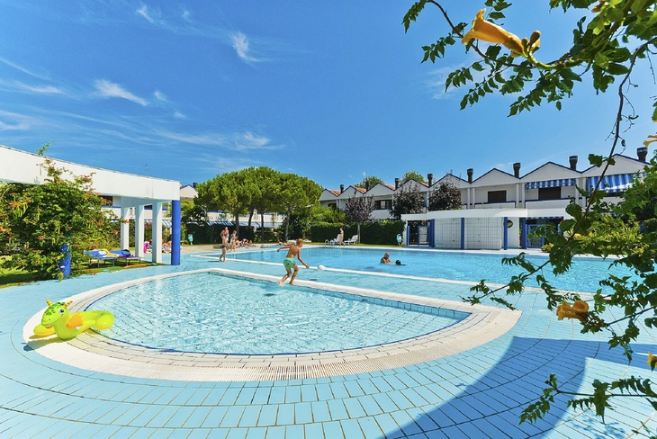 Poolbereich im Villaggio Maja in Bibione, Italien, mit Menschen beim Schwimmen.