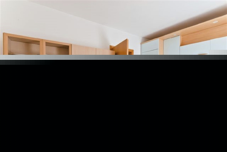 Essbereich in einer Ferienwohnung mit gedecktem Tisch und moderner Küchenzeile