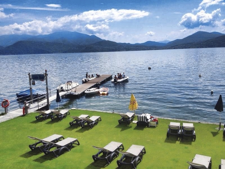 Sonnenliegen am Privatstrand mit Steg und Seeansicht bei Casa e Vela in Oggebbio.