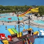 Wasserpark mit Pools, Rutschen und spielenden Kindern bei Centro Vacanze Villaggio San Francesco.