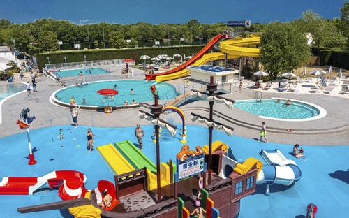 Wasserpark mit Pools, Rutschen und spielenden Kindern bei Centro Vacanze Villaggio San Francesco.