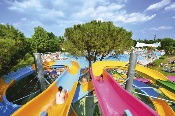 Bunte Wasserrutschen in einem lebhaften Wasserpark bei sonnigem Wetter.