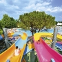 Bunte Wasserrutschen in einem lebhaften Wasserpark bei sonnigem Wetter.
