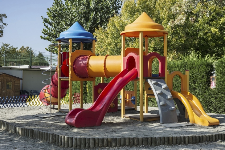 Bunter Kinderspielplatz mit Rutschen und Klettergerüst im Freien.