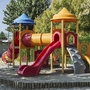 Bunter Kinderspielplatz mit Rutschen und Klettergerüst im Freien.
