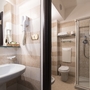 Badezimmer mit Waschbecken, Dusche und WC in einer Ferienwohnung.
