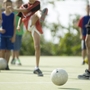 Kinder spielen auf einem Fußballplatz.